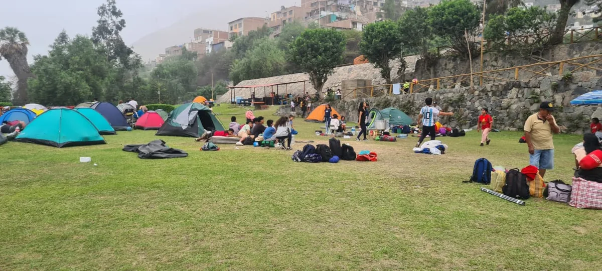 Zona de camping con carpas instaladas