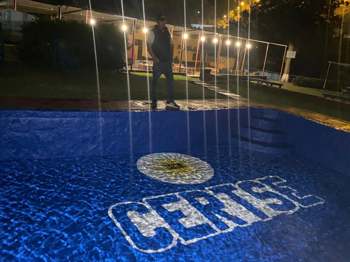 Piscina iluminada de noche