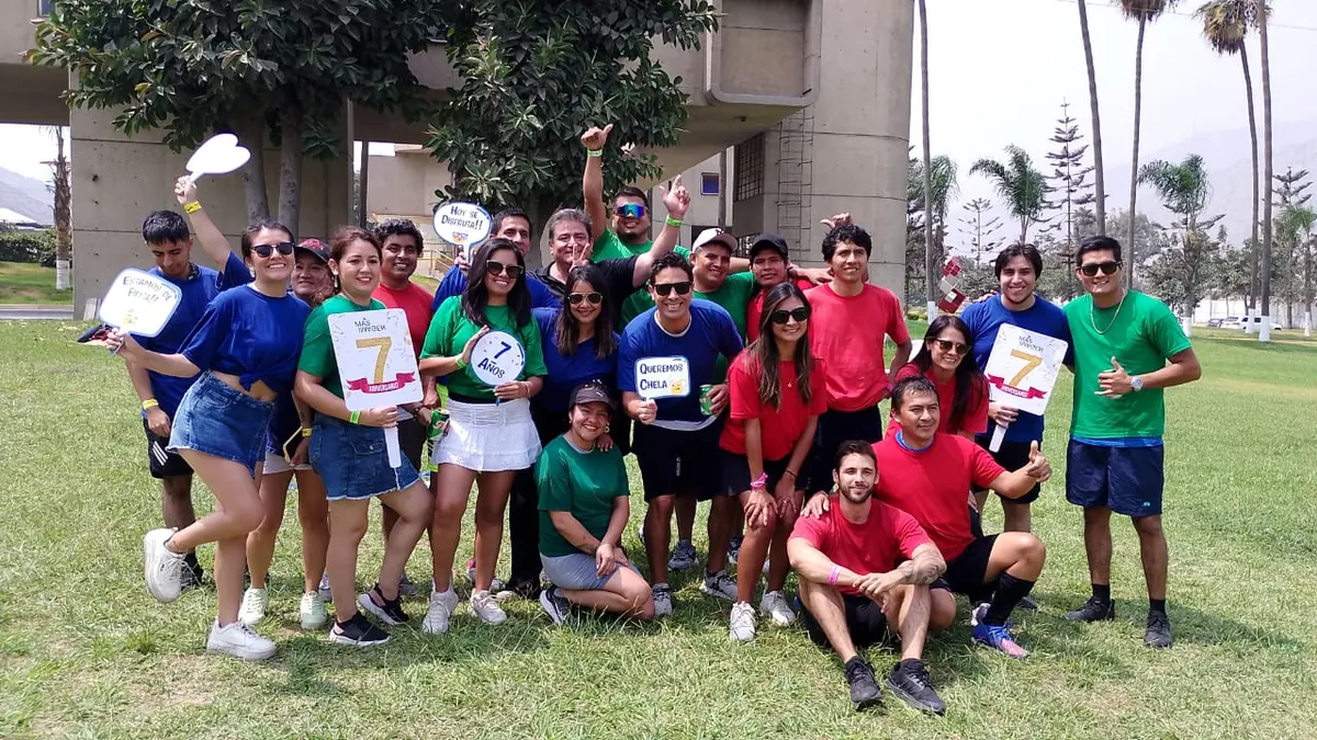 Grupo de empleados en actividad de team building corporativo al aire libre